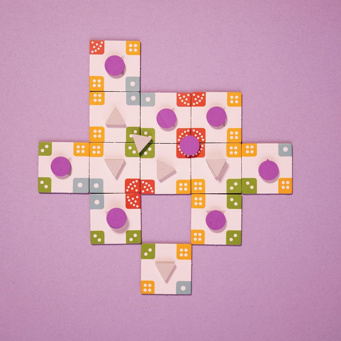 Players strategically matching symbols and expanding territory in Heureka.