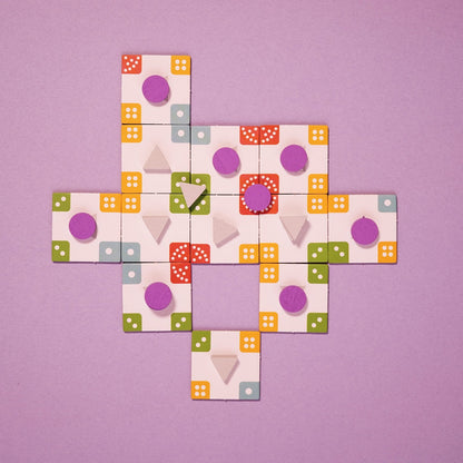 Players strategically matching symbols and expanding territory in Heureka.