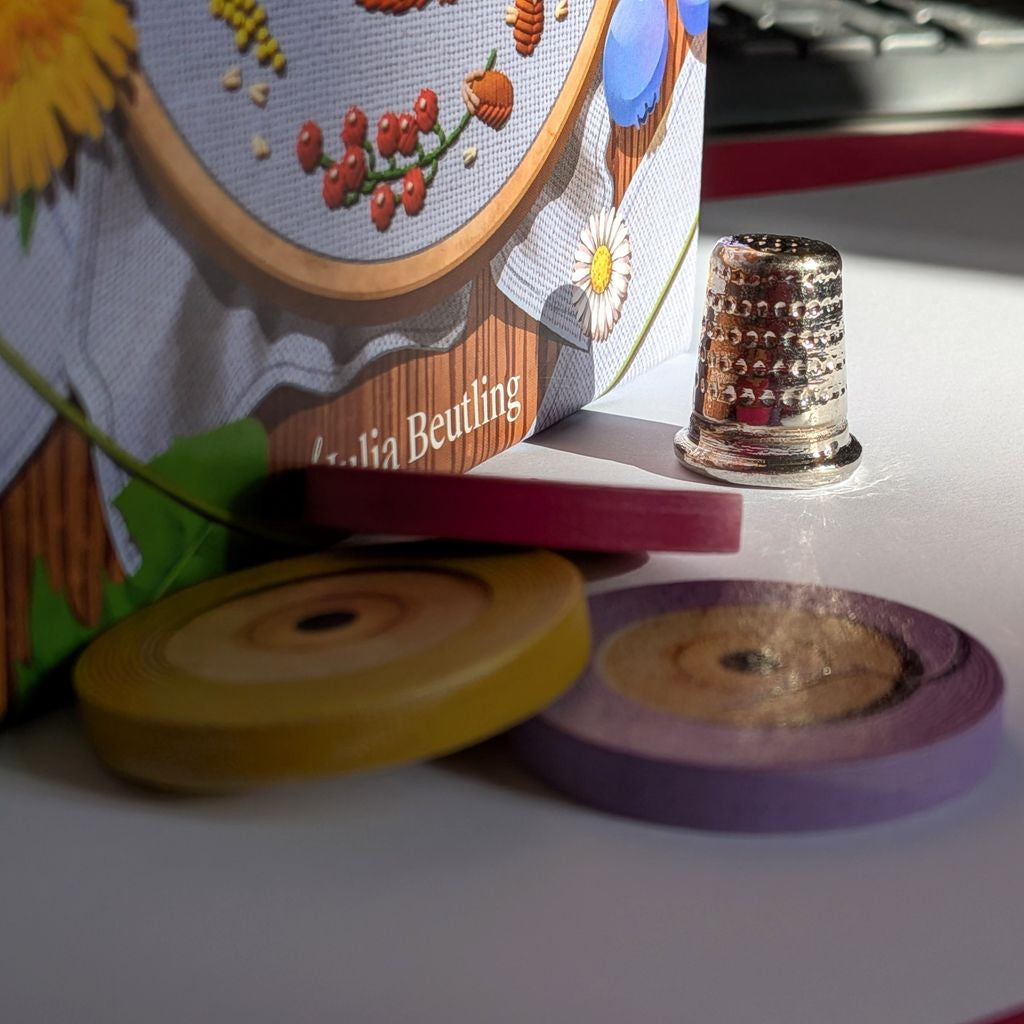 Fadenfroh — wooden thread discs and metal thimble