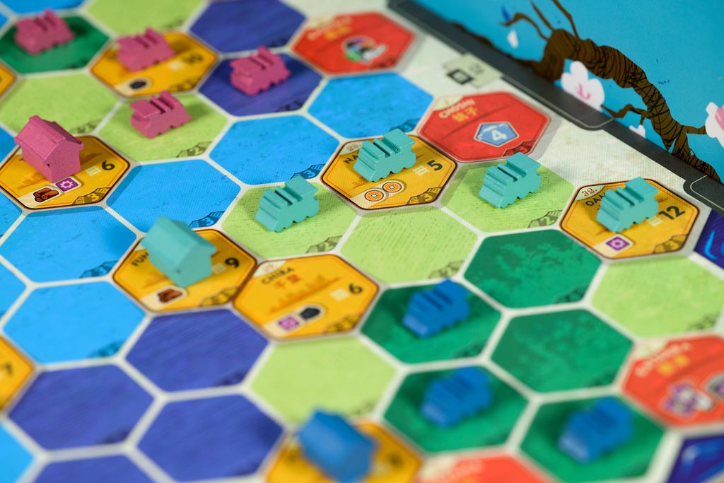 Railway Boom — hex board with train and house meeples in play
